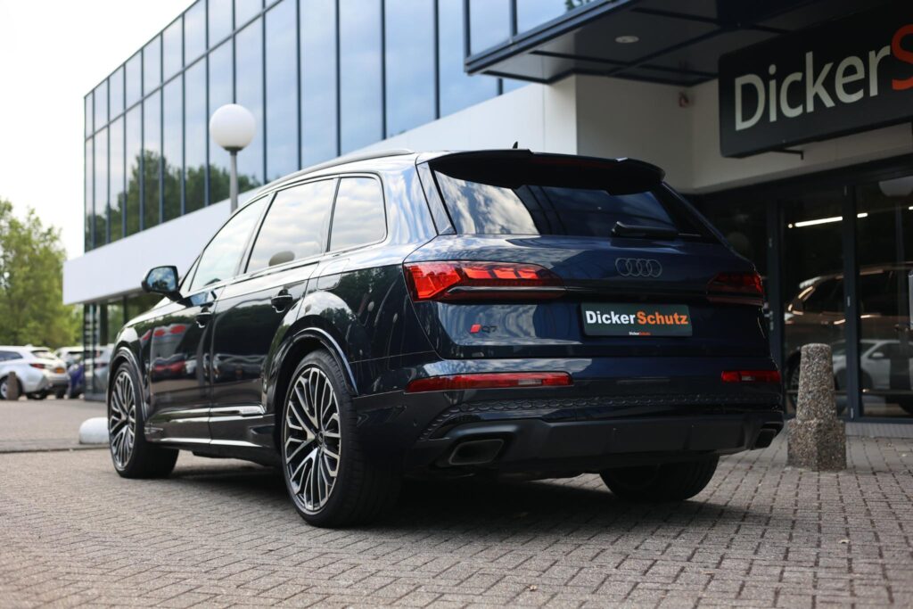 Audi SUV voor de showroom van DickerSchutz in Maastricht