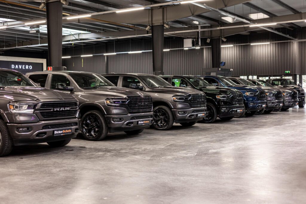 Rij Dodge RAM 1500 pick-ups in de showroom van DickerSchutz in Maastricht