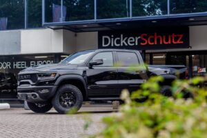 Zwarte RAM 1500 TRX voor de showroom van DickerSchutz