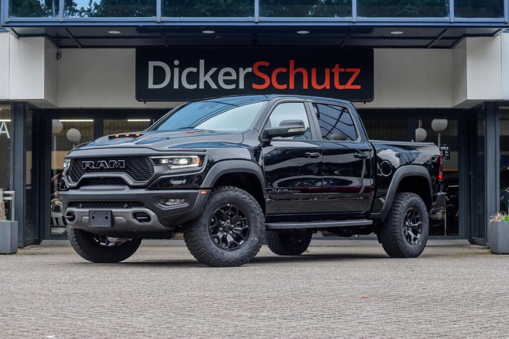 Zwarte RAM 1500 TRX voor de showroom van DickerSchutz
