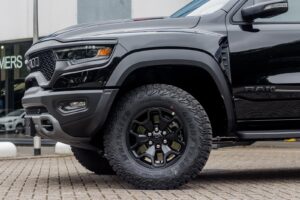 Achterkant van een zwarte RAM 1500 TRX