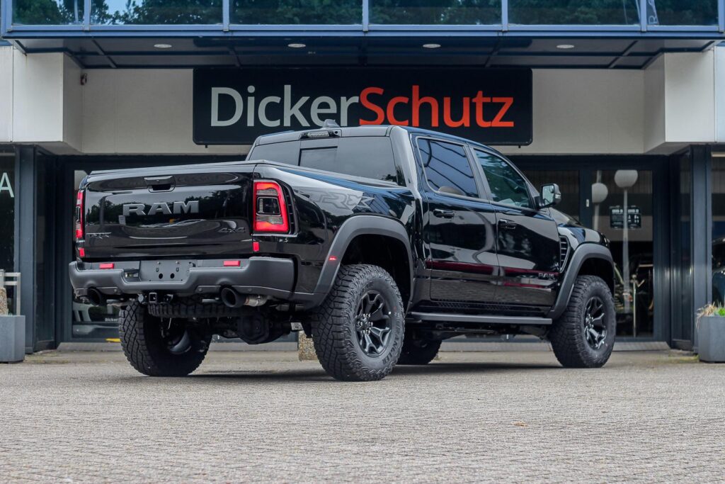 Zijkant van een zwarte RAM 1500 TRX