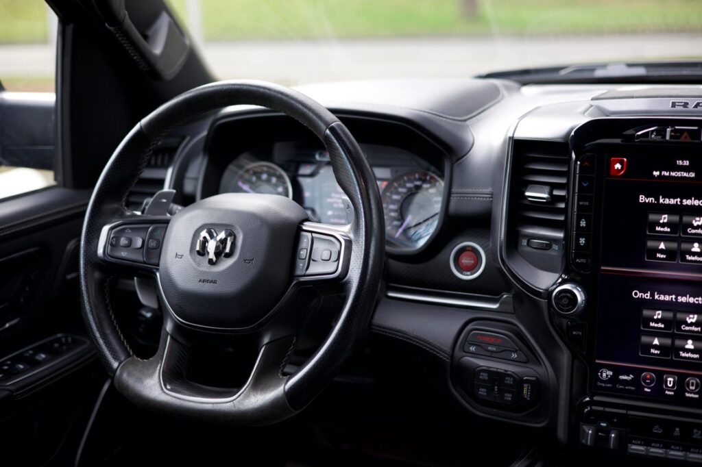 Dashboard en stuur van een RAM 1500 TRX