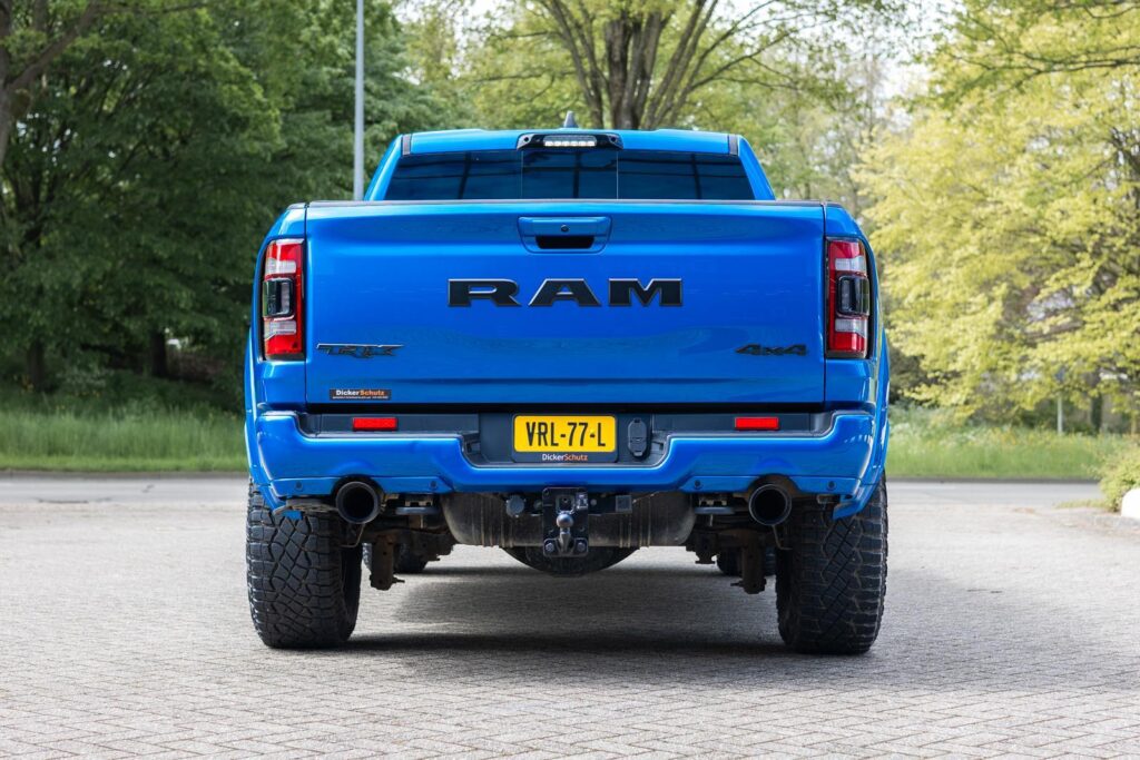 Achterkant van een blauwe RAM 1500 TRX
