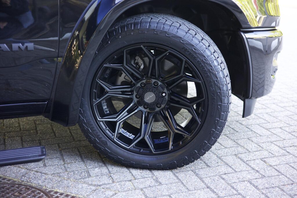 Wiel en band van een RAM 1500 Laramie