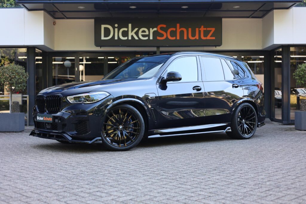 BMW X5 xDrive45e voor de showroom van DickerSchutz