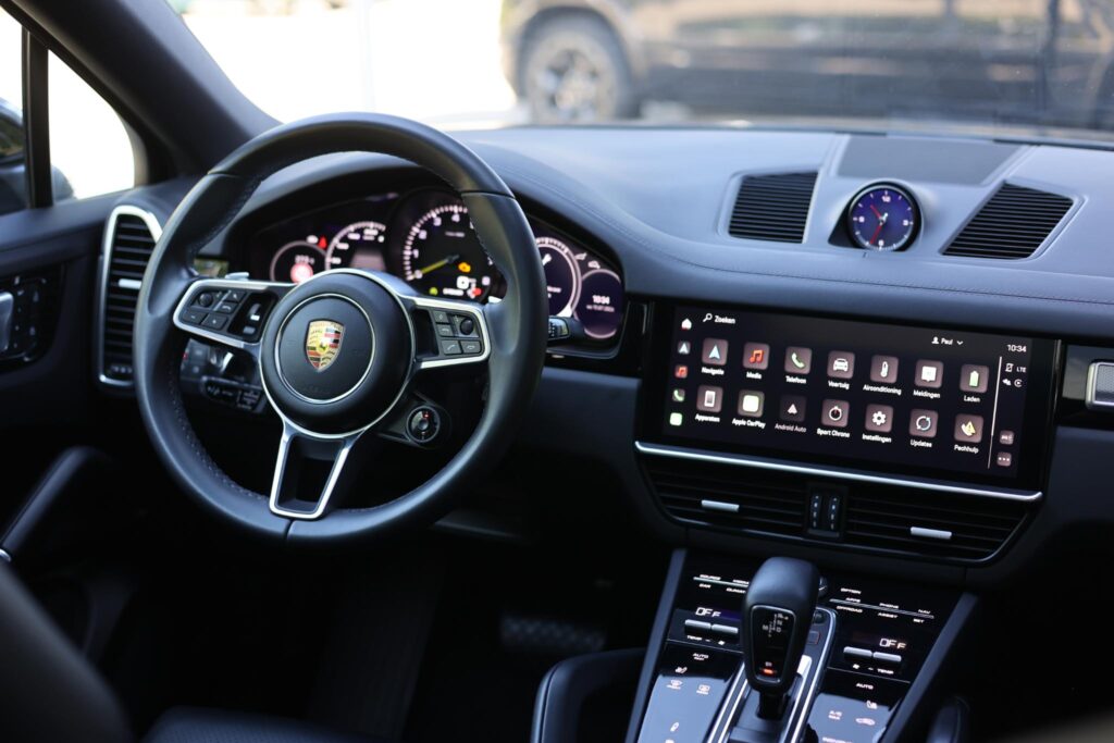 Dashboard van een Porsche Cayenne E-Hybrid