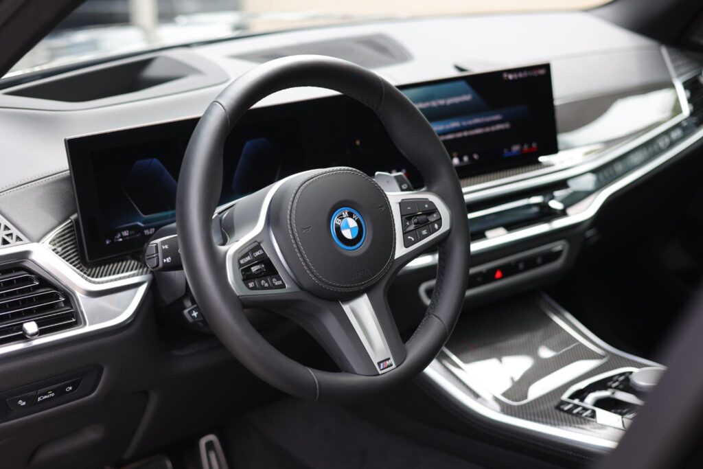 Interieur en dashboard van de BMW X5 xDrive50e