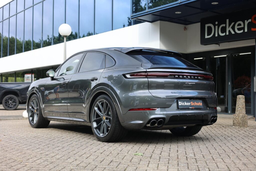 Porsche Cayenne Coupé voor de showroom van DickerSchutz