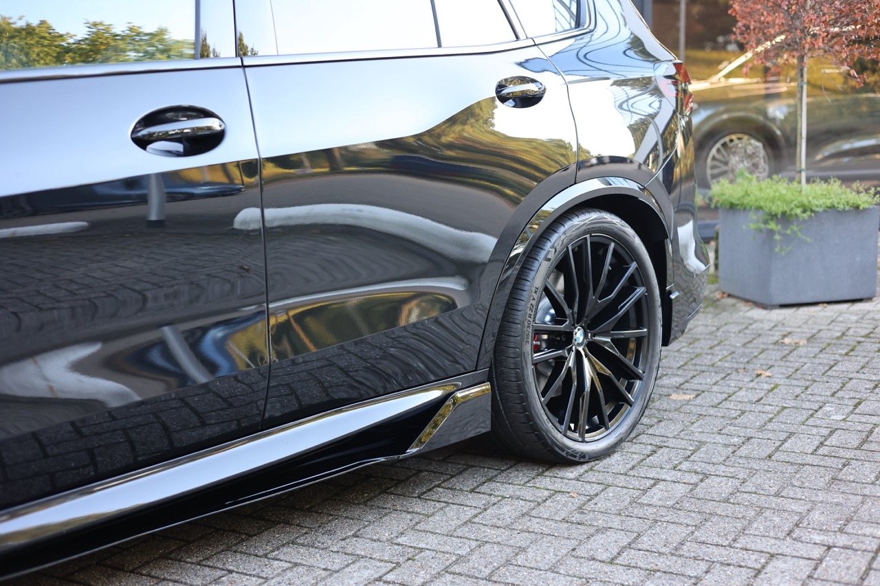Zwarte zijskirt op een BMW X5 50e