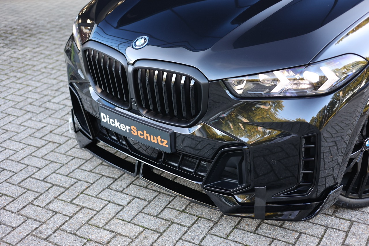 Zwarte voorspoiler op een BMW X5 50e