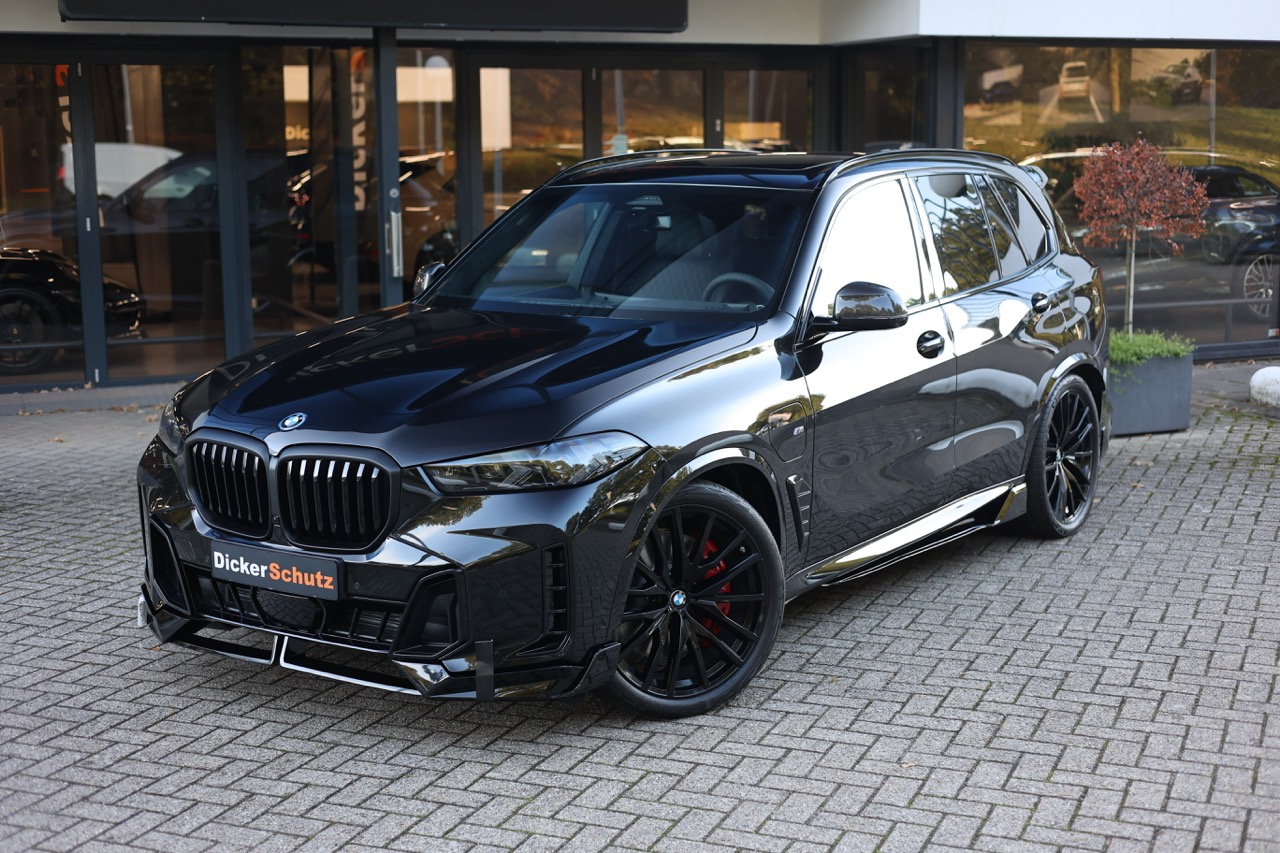 BMW X5 50e met hoogglans zwarte bodykit bij DickerSchutz
