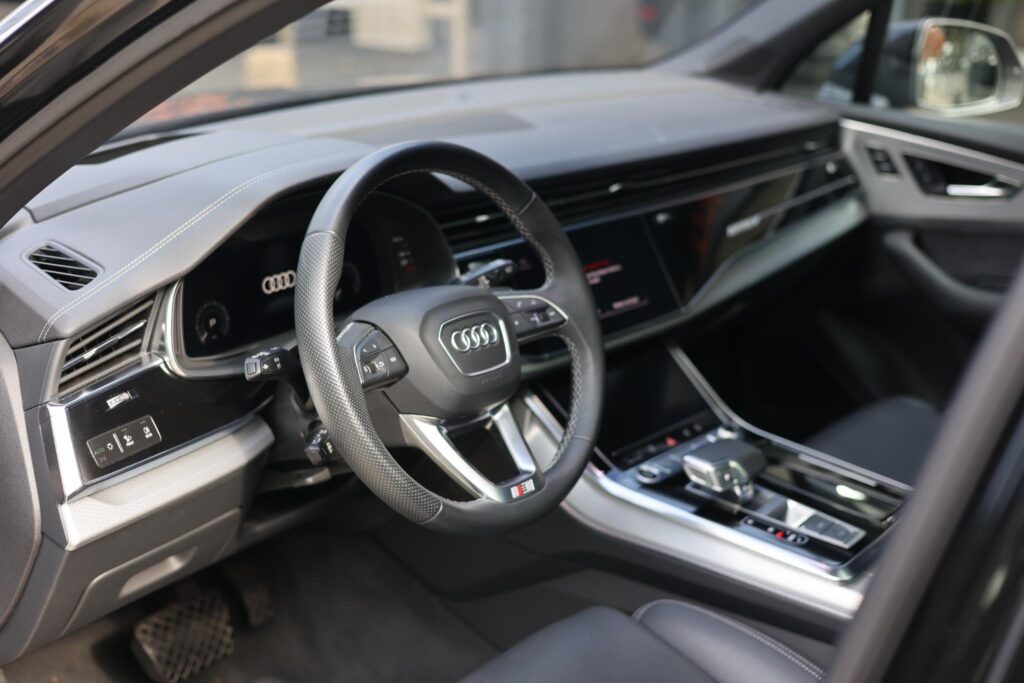 Dashboard en stuur van de Audi Q7