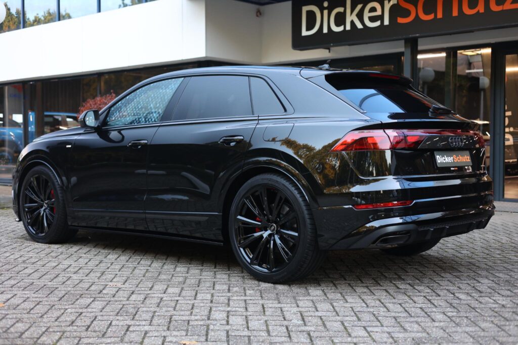 Achterkant van de Audi Q8 met aflopende daklijn