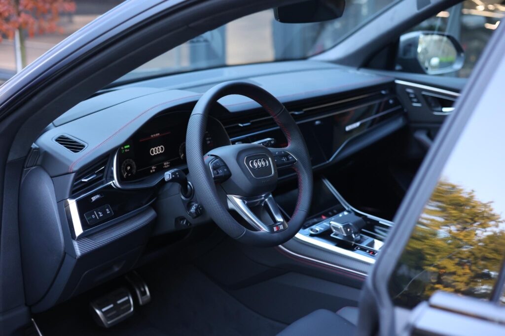 Dashboard en stuur van de Audi Q8