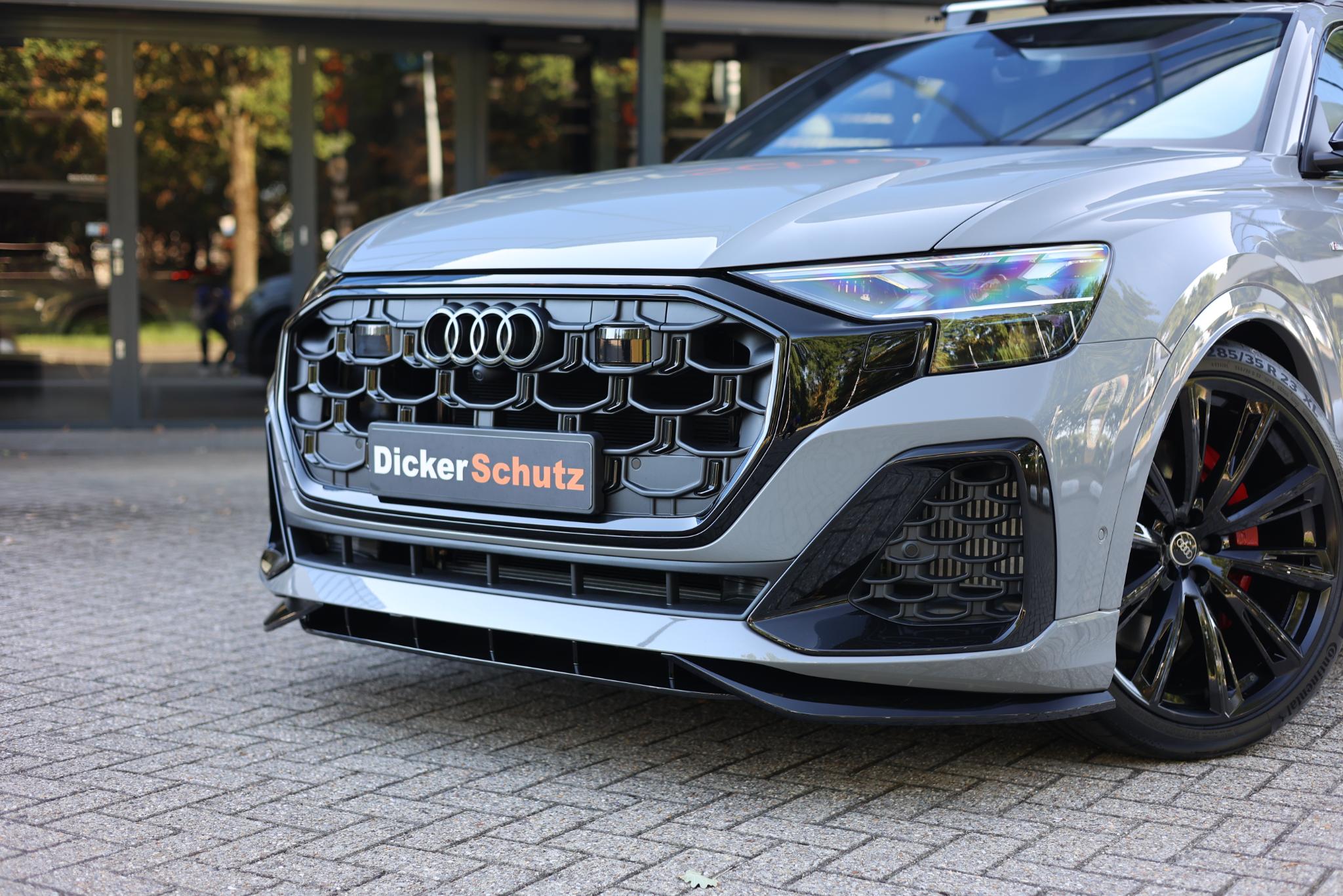 Grijze Audi Q8 met hoogglans zwarte bodykit van DickerSchutz