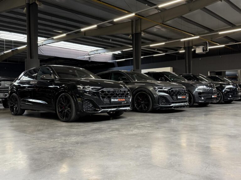 Audi Q8's in de showroom van DickerSchutz in Maastricht