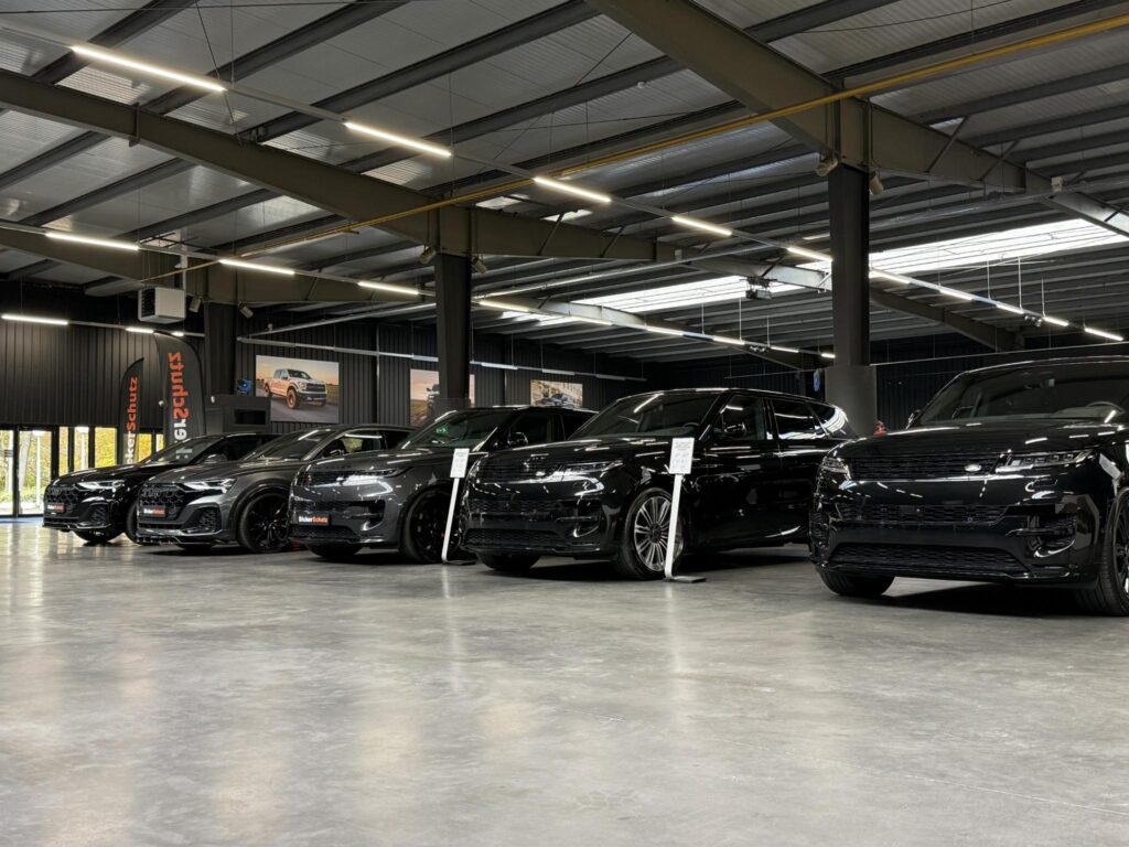 Range Rover Sport in de showroom van DickerSchutz in Maastricht